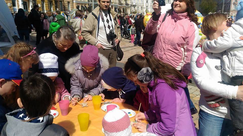 Великодній марафон «Щастя малювати» на Софійській площі — фото 3